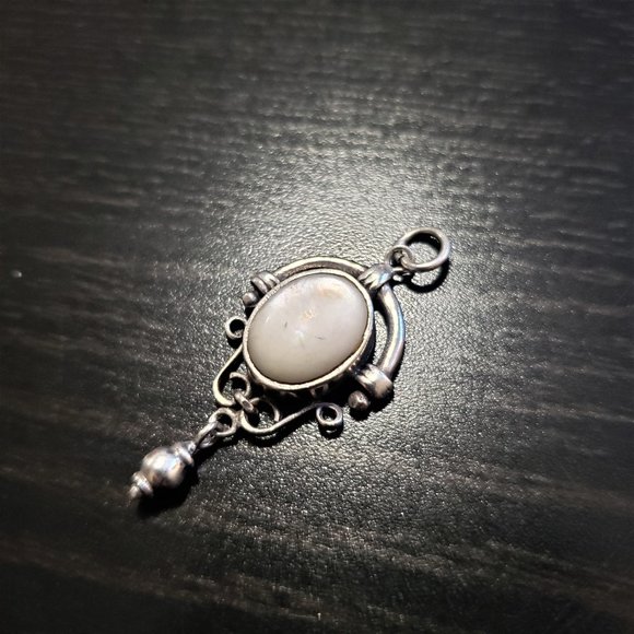 Vintage pendant in 925 silver with a mother-of-pearl cabochon, made in France. - Picture 2 of 5